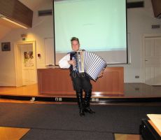 Harmonikar Anžej Šarc  je popestril program z domačimi vižami