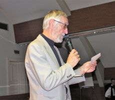 Drago Cenčič pri recitaciji pesmi