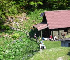 lovska koča na Bačarskemu sedlu