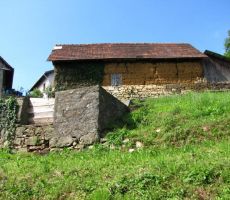 tipična hiška iz lesa in zemlje