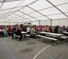 zbralo se je kar lepo število domačinov