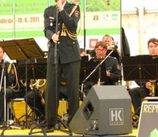 zapel nam je tudi dirigent orkestra Rudolf