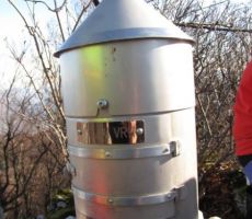 miniaturni Aljažev stolp na Velikem vrhu 1071m