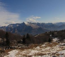 Krn z okolico de je bohotil v soncu