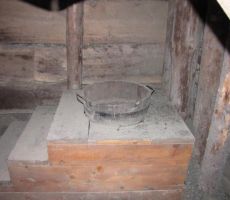 sodobno stranišče v rovu