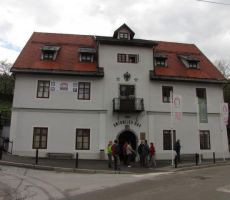 tu notri se skriva vhod v Antonijev rov