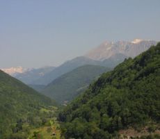 in v daljani se nam je pokazal Krn