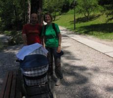 mlada družinica se nam je pridružila na Mostu na Soči