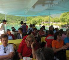 barka nas je peljala proti tolminu