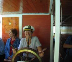 še dobro, da niso vsi videli, kdo je za krmilom