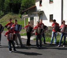 tudi Irena je ulovila harmonikaše