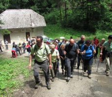 pot nas pelje naprej proti koči