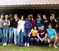 skupina mladih in njihovo voditeljico nam je polepšalo prireditev