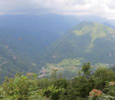 z vrha se lepo vidi v Baško grapo, Peči pa je zakrivala megla