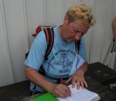 na vrhu se je treba vpisati v knjigo