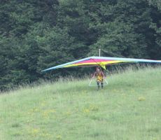 poštar Ivan Brovč se pripravlja za prenos pošte z zmajem