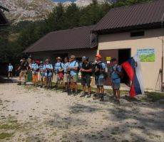 in se postavila v vrsto