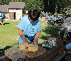 tudi brez sira ne gre na srečanju