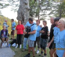 na dan prihajajo nove in nove melodije vse do poznega večera