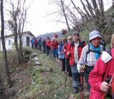 sestopali smo po nekdanji glavni poti do Čarnega varha