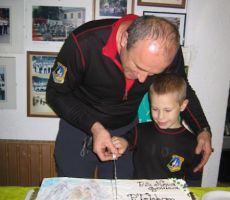 prvo besedo ima predsednik z bodočim podmladkom