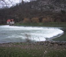 z znamenitimi jezovi in mlini (ta je že na Hrvaški strani)...