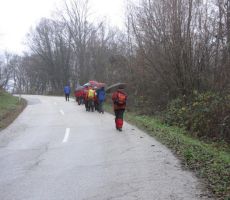 in prišli smo na asfalt do taborniškega doma...