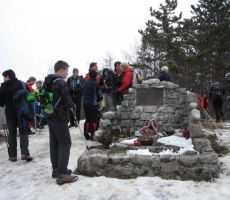 tam je tudi vojaški spomenik