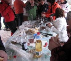 ki so nam postregli s čajem in prigrizkom