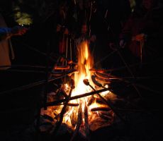 pečenje klobas na palici v Krompirjevi jami