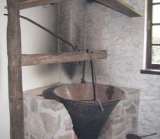 imajo pa tudi pravi kotel pa še podkurili so pod njim...