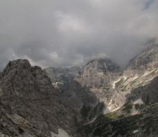 okoli Viševe skupine pa se še vedno zadržujejo megle...