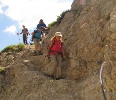 in se spustili vanjo, po drugi strani pa nazaj ven...