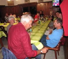 po delu se je prileglo pokramljati za mizo...