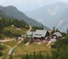 veliko ljudi se je zbralo na srečanju...