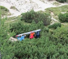 zmaj nesejo proti vrhu Vršiča za prenos pošte...