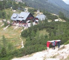 zmaj pa je romal nazaj na izhodišče...