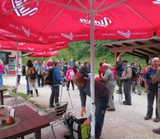 nekateri so za izhodišče poti na vršič izbrali Kočo na Gozdu