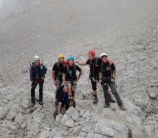 pod vrhom jih je pričakala megla 