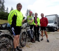 skupina kolesarjev je prikolesarila iz Trente na Vršič