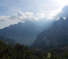 pogled pa je uhajal na okoliške gore...