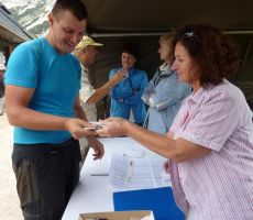 Podelitev diplome in značke 60 vrhov