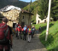 ki nas je peljala med strnjenimi hišami...