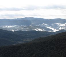 proti jugu pa se iz doline dvigajo jutranje meglice...