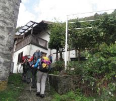 in spet mes strnjenimi hišami naprej...