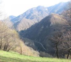 po dolini pa se vijejo železnica, reka Bača in cesta, za druga pa ni več prostora...