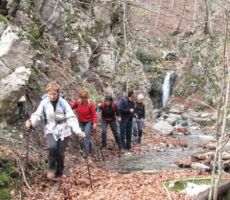 in iskali prehode ob vodi...