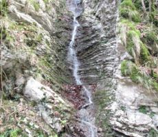 z bregov pa si je vode utrja svojo pot...