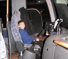 in mladim šoferjem, da Ljubljančane pelje nazaj v Ljubljano