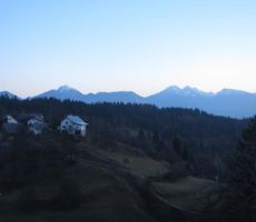 Planica je še v jutranjem mraku...